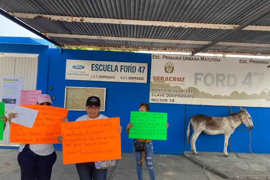 Imagen Con todo y burro toman escuela en Boca del Río, piden destitución de supervisora