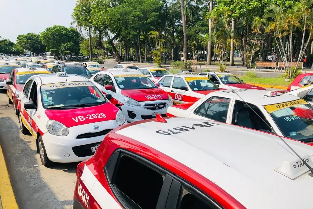 Imagen Taxistas de Veracruz hacen caravana y llaman al voto para que haya un 'cambio'