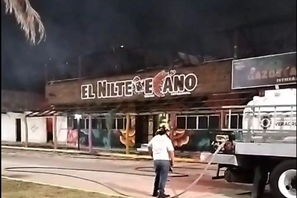 Imagen Se incendia palapa frente a malecón en Coatzacoalcos