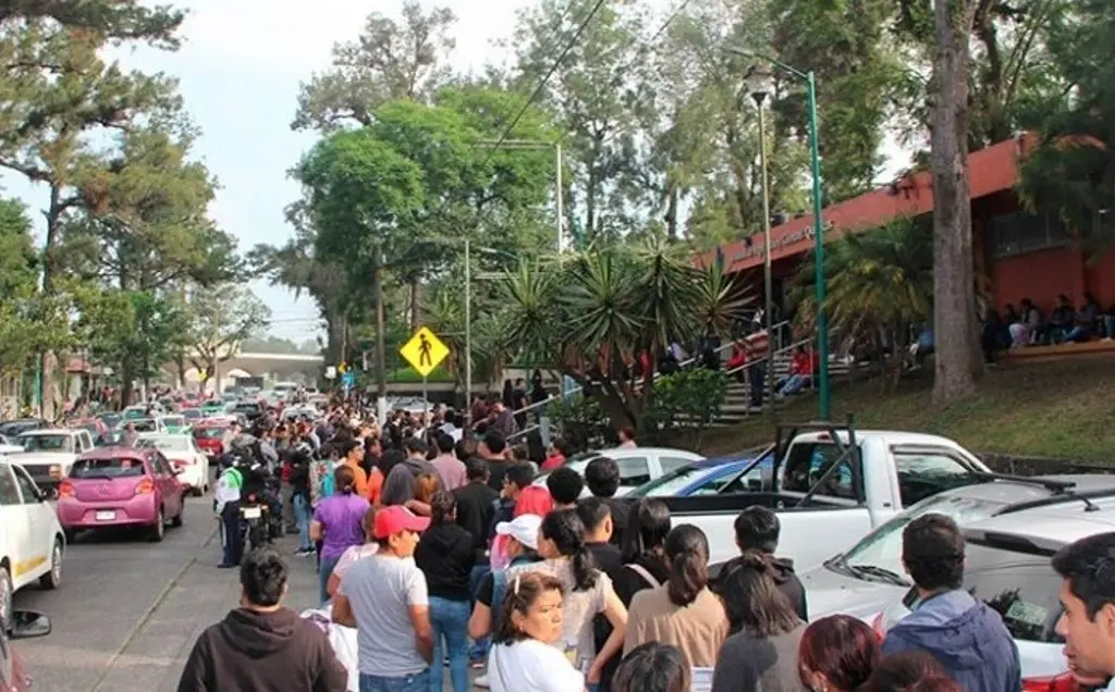 Imagen Miles de estudiantes presentan examen de nuevo ingreso a la UV este fin de semana