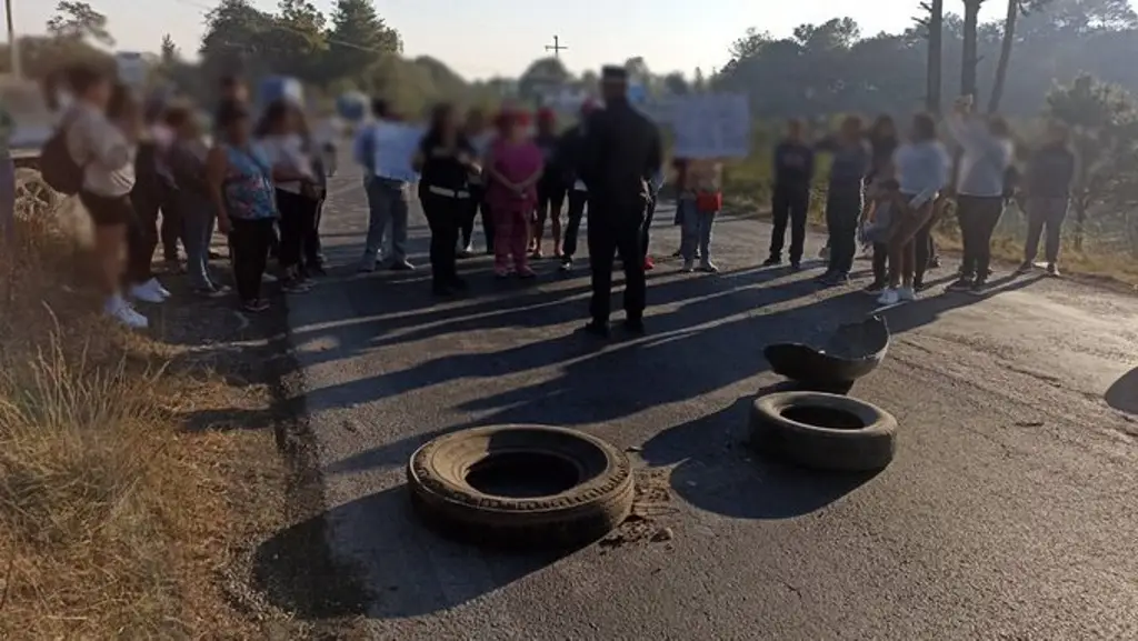 Imagen Cierre de circulación en ambos sentidos de esta carretera; hay manifestantes