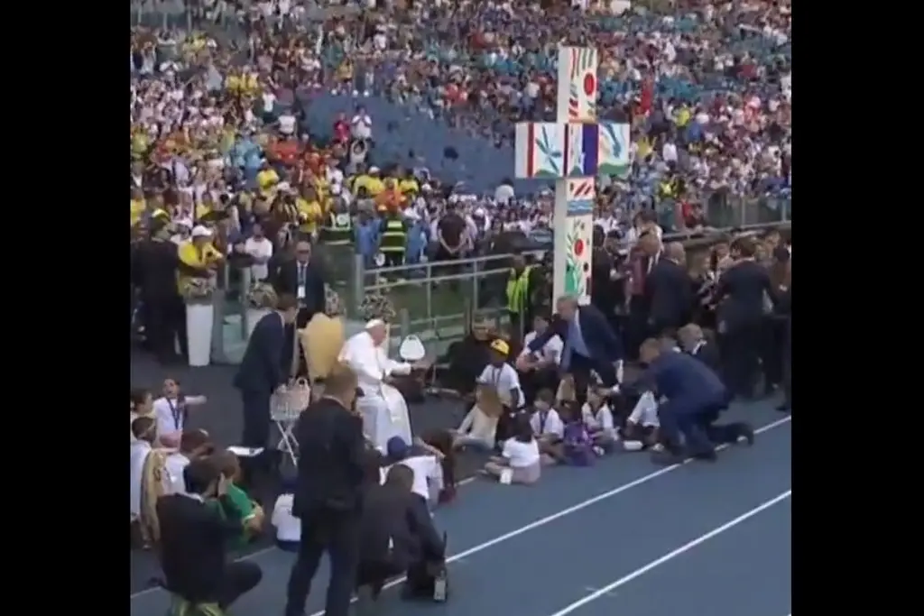 Imagen Papa celebra misa para miles de niños; pide que recen para que no haya guerras