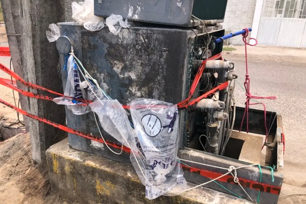 Imagen Para evitar apagones le ponen hielo al transformador en fraccionamiento de Veracruz