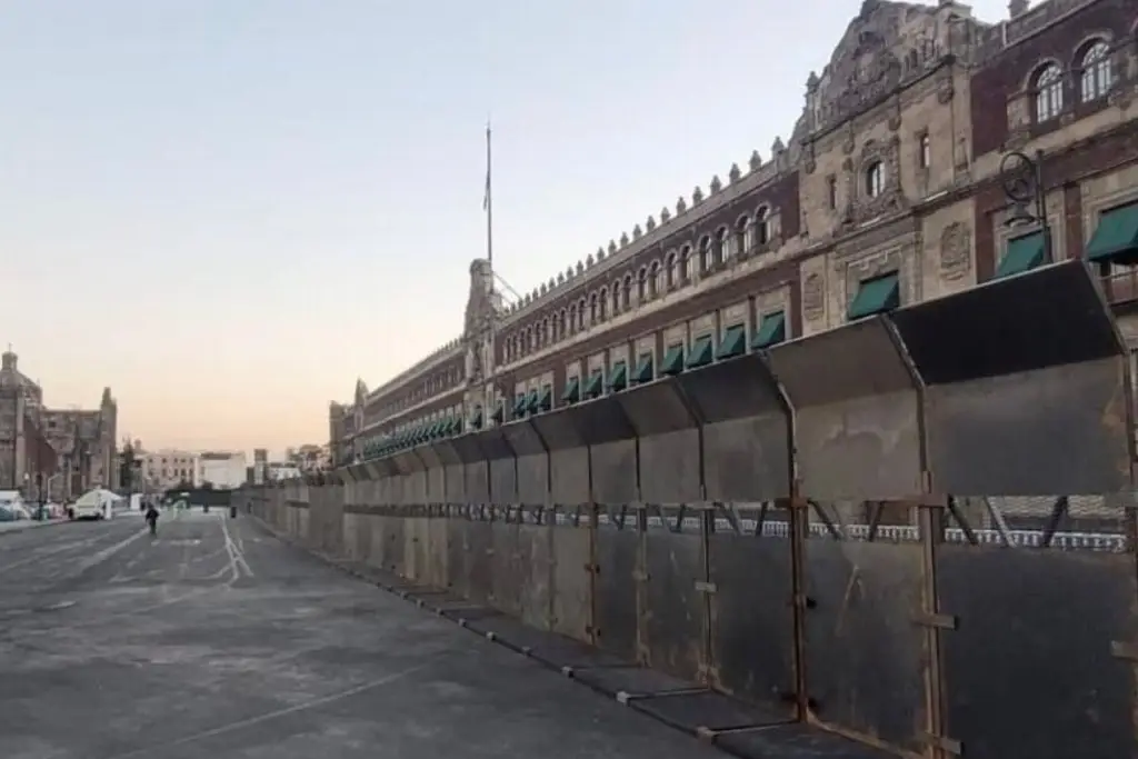 Imagen Quitan vallas de Palacio Nacional por cierre de campaña de Sheinbaum; CNTE reubica campamento