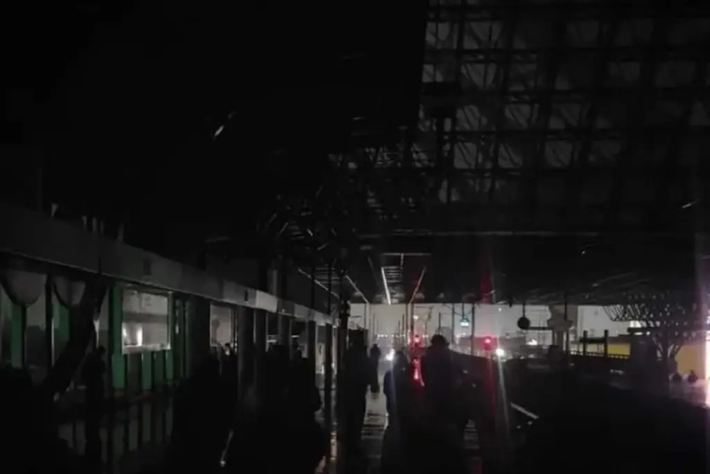 Imagen Tormenta deja sin energía eléctrica al Metro y gente atrapada en Monterrey 