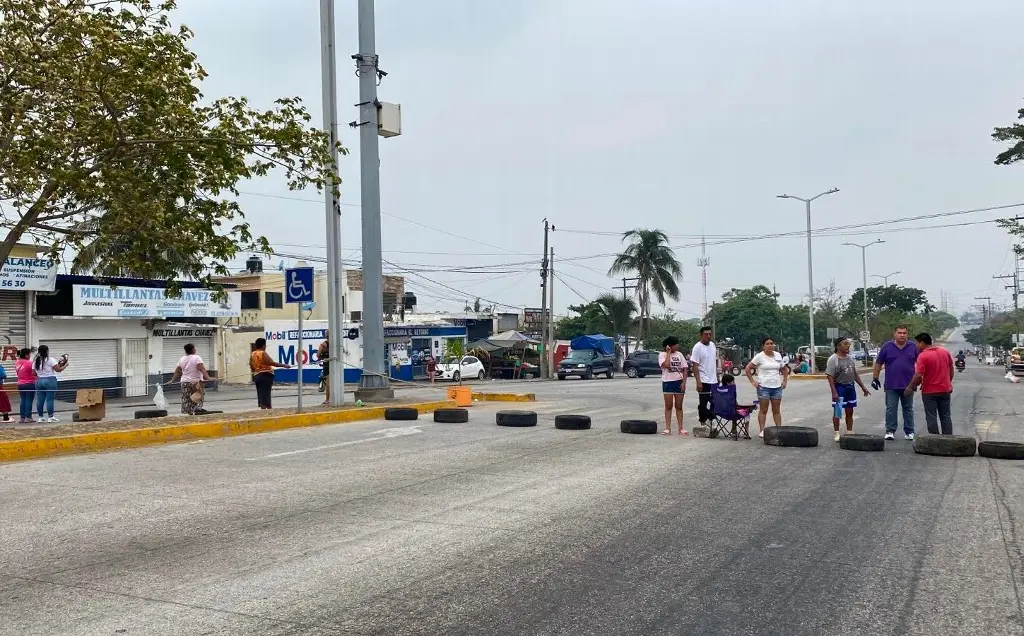 Imagen Bloquean J.B Lobos en Veracruz por falta de luz 