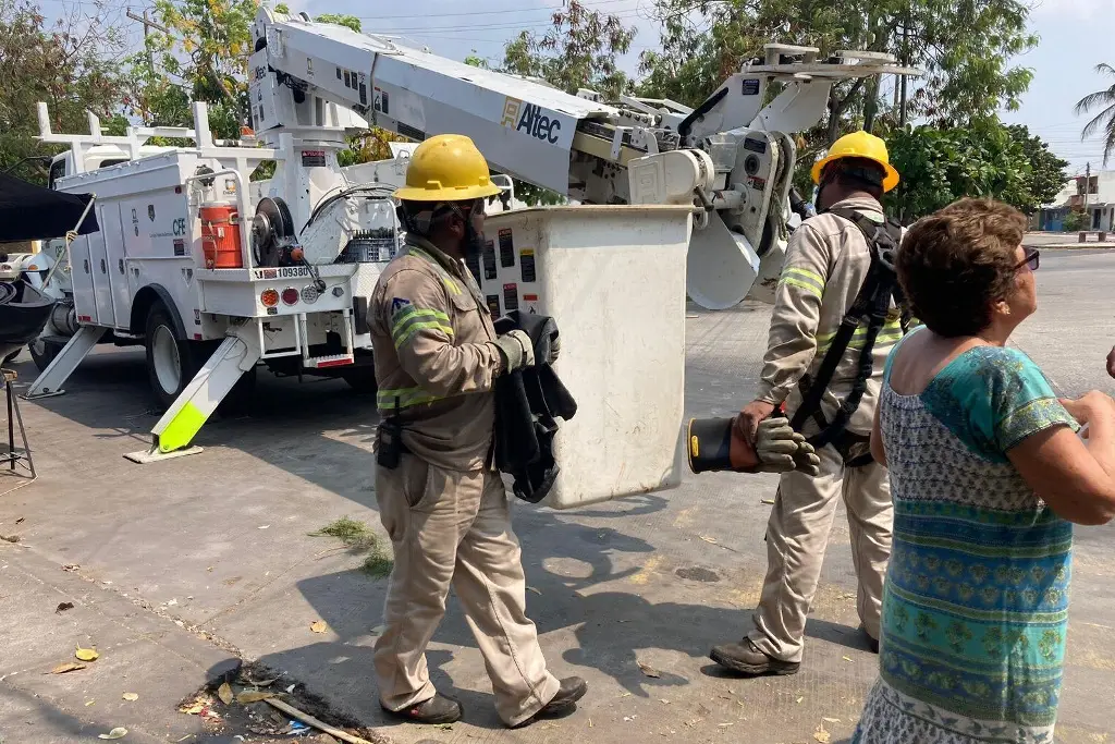 Imagen Estuvieron sin luz 3 días, bloquearon calle en Veracruz y CFE les cambió el transformador 