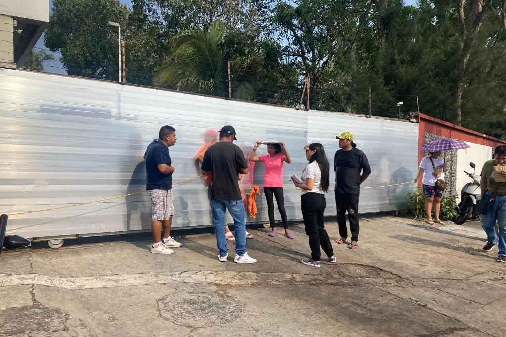 Desesperados por falta de luz bloquean acceso a CFE - xeu noticias veracruz