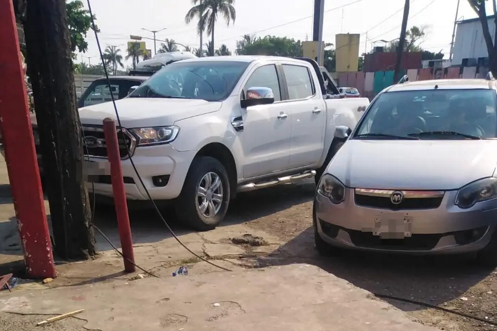 Imagen Vecinos piden que los dejen caminar sobre la banqueta; hacen llamado a Tránsito de Veracruz