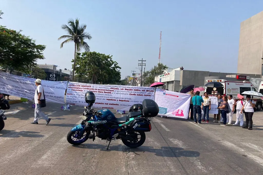 Imagen Bloqueo en Díaz Mirón, Veracruz por enfermeros del ISSSTE