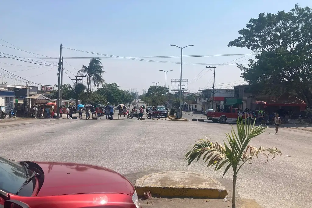 Bloquean JB Lobos por falta de luz - xeu noticias veracruz