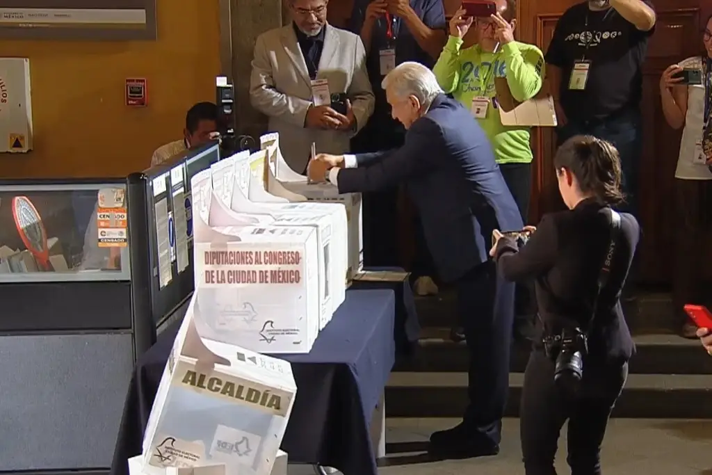 Imagen AMLO acude a votar en la CDMX