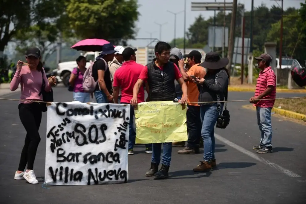Imagen Cierran carretera Xalapa-Coatepec: exigen atención al incendio en Barranca Grande