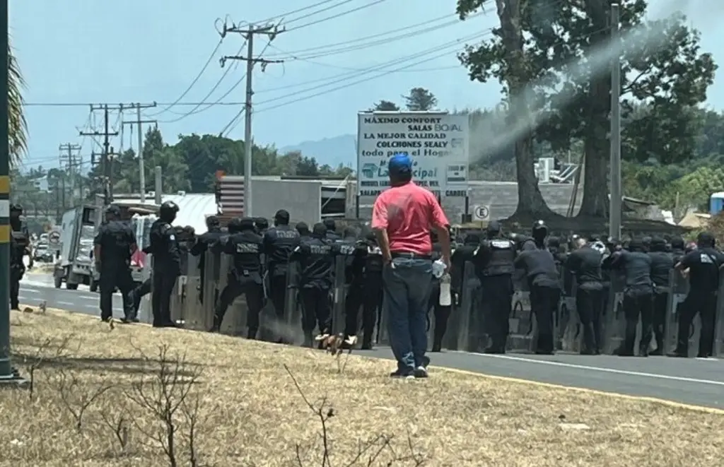 Imagen Cuitláhuac justifica antimotines en manifestación de carretera Xalapa-Coatepec por incendio