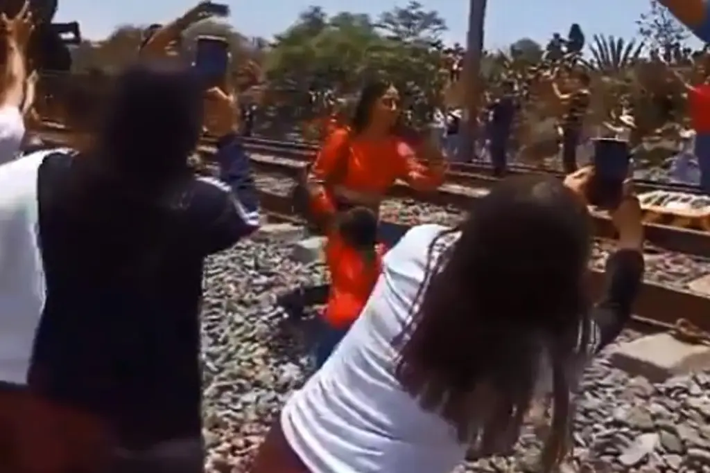 Imagen Muere mujer tras ser golpeada por histórico tren; intentaba tomarse una selfie (+Video)