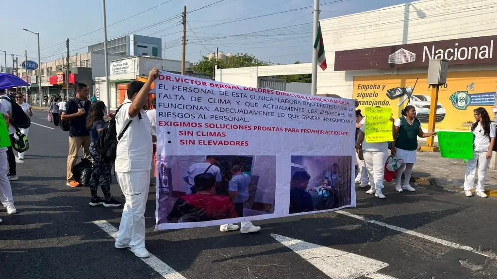 Imagen Se manifiestan trabajadores del IMSS en avenida Cuauhtémoc, Veracruz