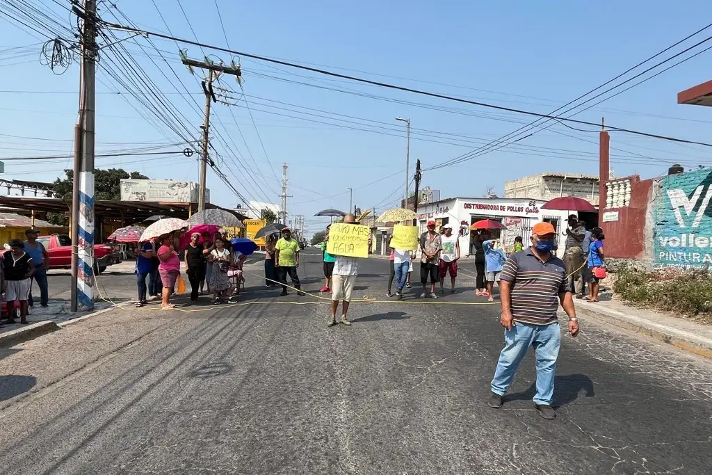 Imagen Bloquean avenida en Veracruz, aseguran que tienen semanas sin agua 