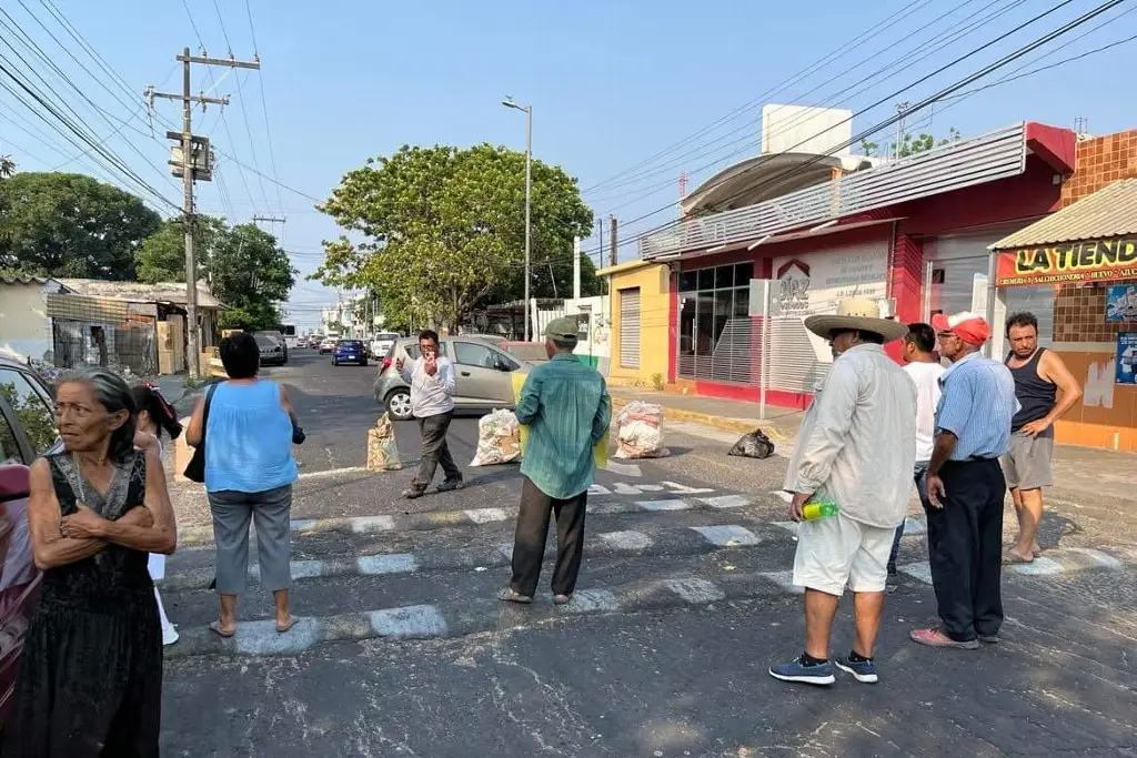 Imagen Ahora cierran JB Lobos por falta de agua; les llevaron pipas, pero las rechazaron
