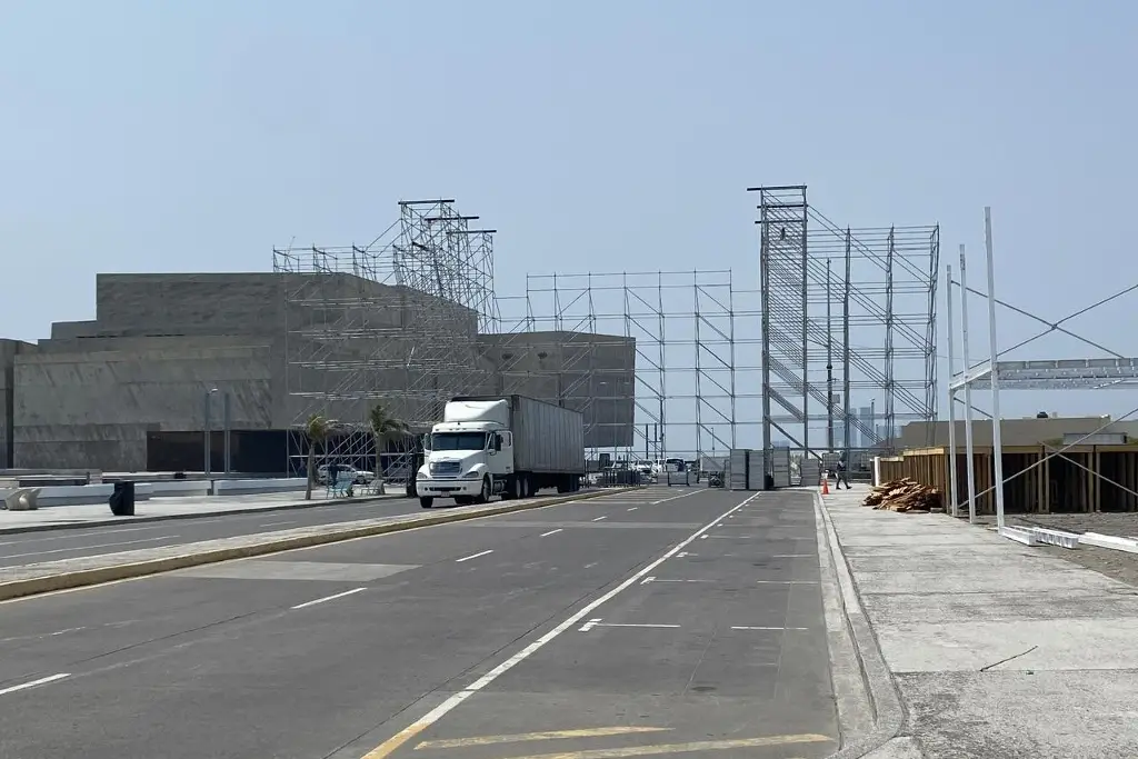 Imagen Instalan escenario para el Salsa Fest, hay cierre vial en Boca del Río