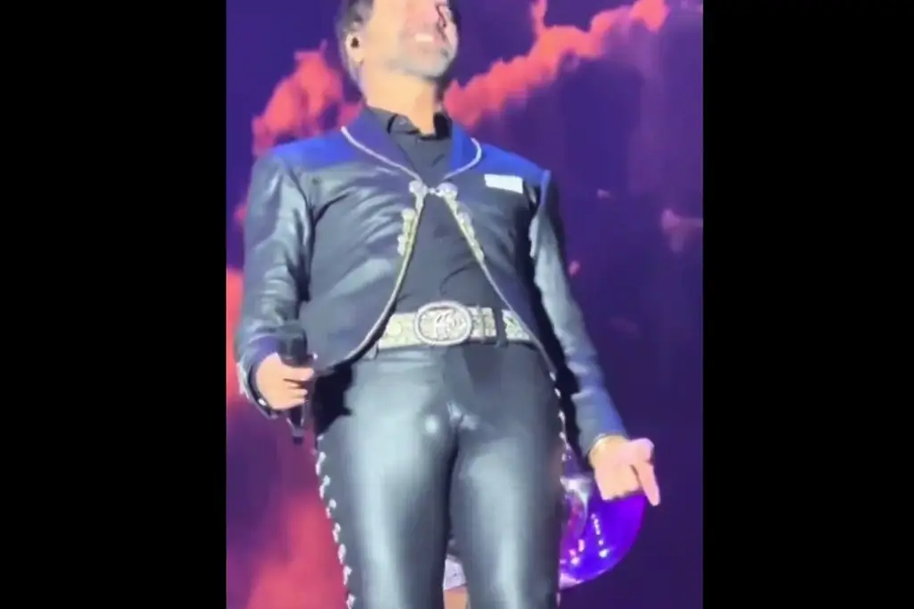 Imagen Es tendencia Alejandro Fernández y su pantalón de cuero entallado (+Video)