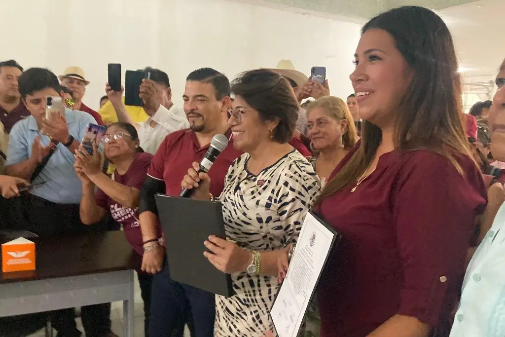 Imagen Rosa María Hernández Espejo recibe constancia de diputada federal de Veracruz 