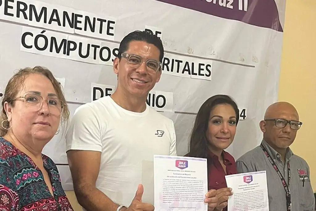 Imagen Entregan constancia de mayoría a Pepín Ruiz como diputado local electo