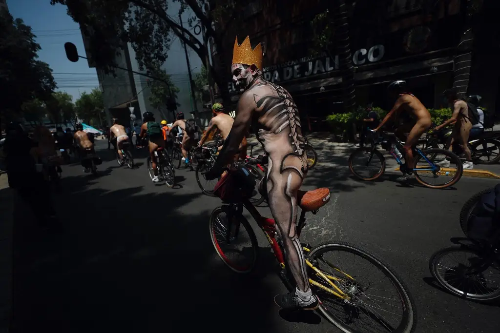 Imagen 'Ruedan' desnudos para promover el uso de bicicletas en CDMX