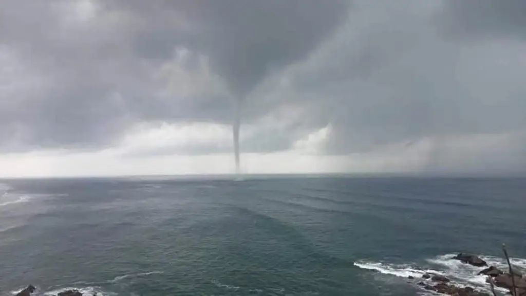 Imagen Captan enorme tromba frente a playas de Oaxaca (+Video)