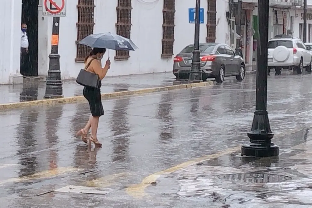 Imagen Pronostican las primeras lluvias de la temporada para Veracruz; hay tres ondas tropicales