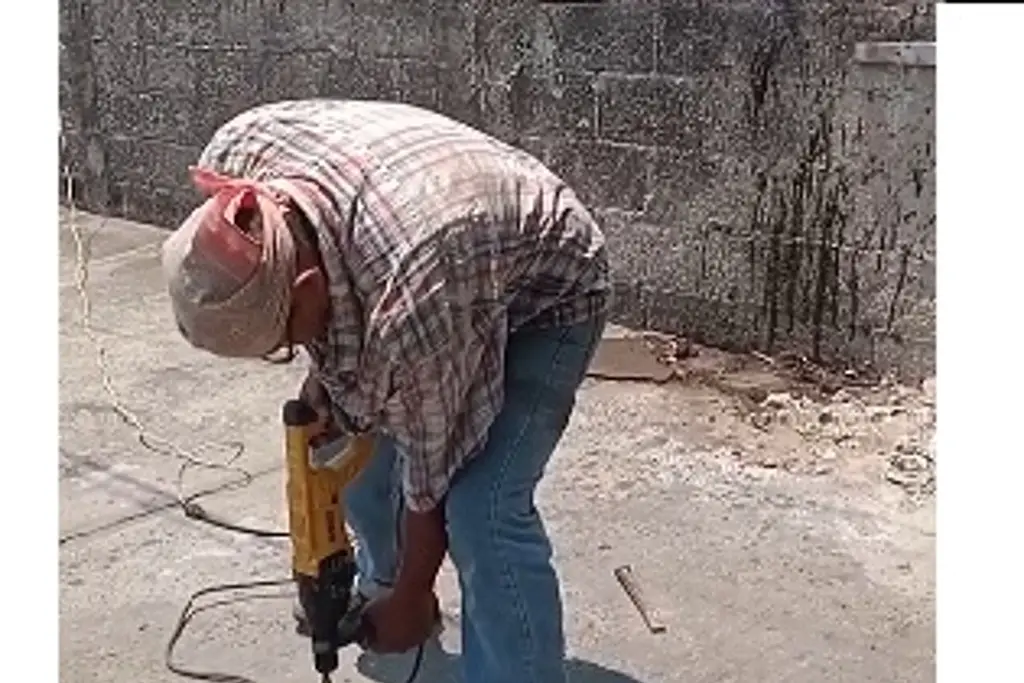 Imagen Rompen banqueta para plantar árboles en Veracruz