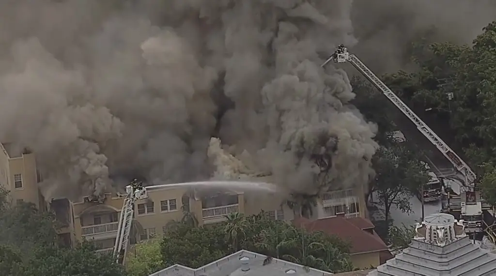 Imagen Fuerte incendio en complejo de apartamentos en Miami (+Video)