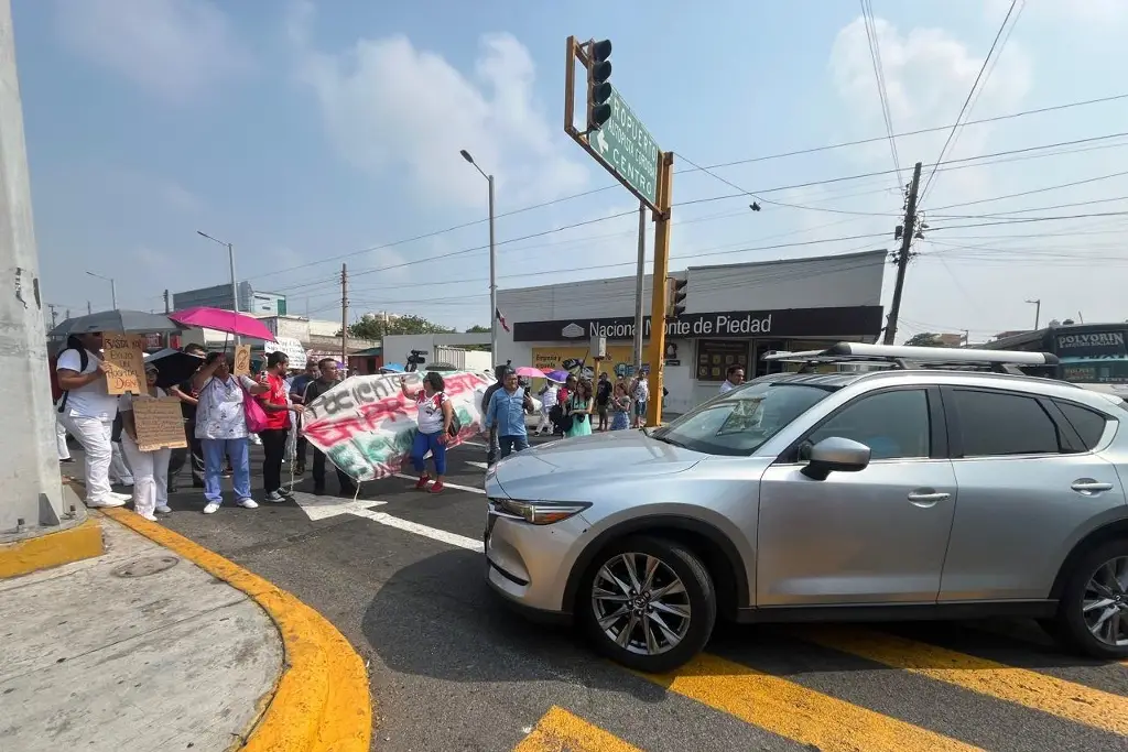 Imagen Trabajadores del IMSS bloquean Cuauhtémoc; automovilistas pretendían colarse 