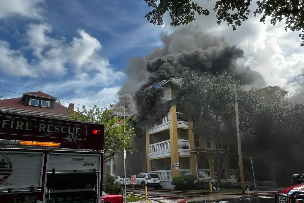 Imagen Evacuan edificio en Miami tras incendio precedido de tiroteo