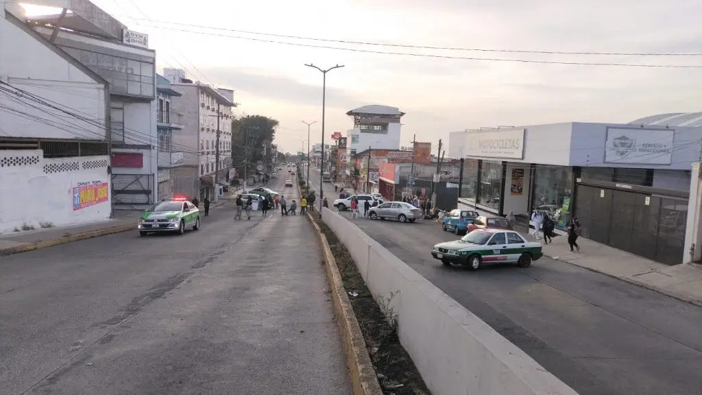 Imagen Bloquean importante avenida en Xalapa, Veracruz