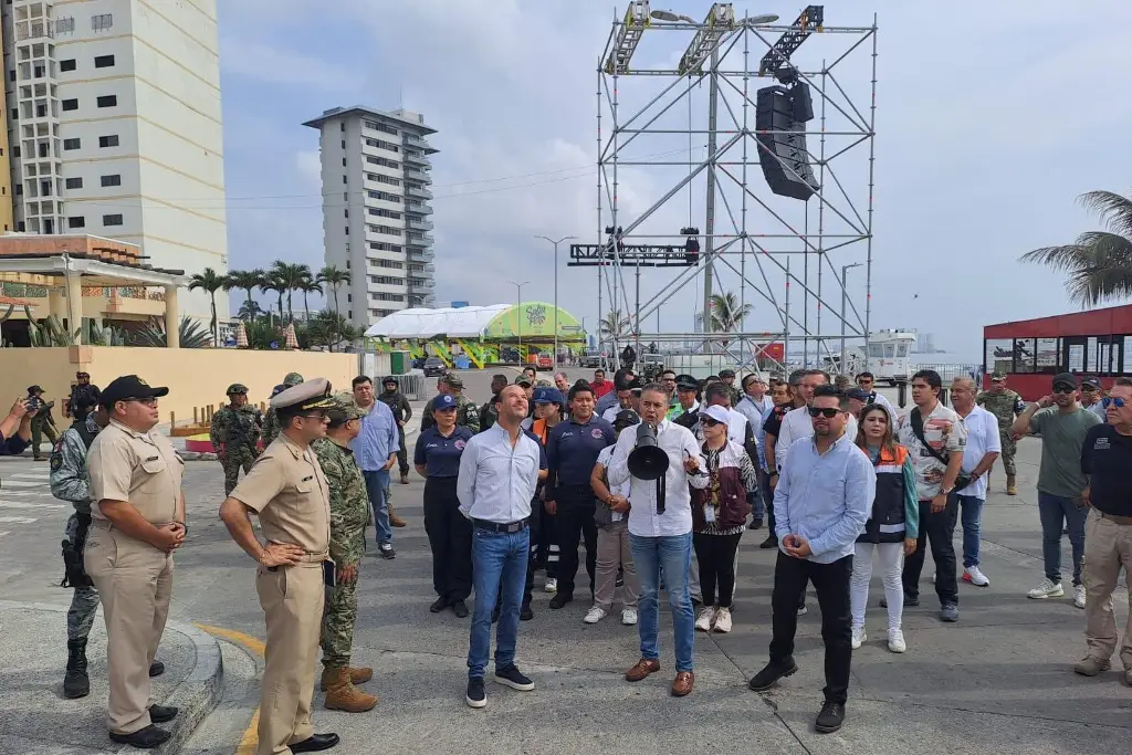 Imagen Supervisan escenario del Salsa Fest en Boca del Río; prevén la asistencia de más de 400 mil personas 