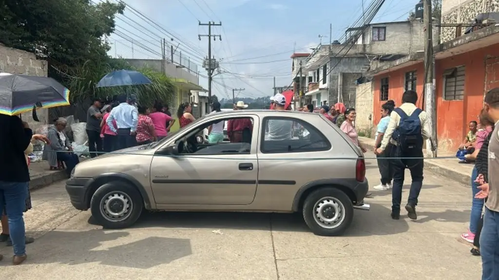 Imagen Un mes sin servicio de agua potable en la colonia Veracruz; vecinos cierran calle 