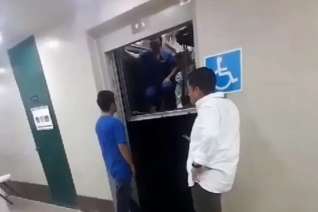 Imagen Se atora elevador del IMSS de Cuauhtémoc con paciente y enfermera adentro