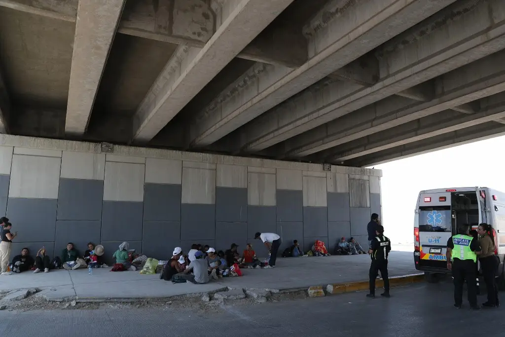 Imagen Migrantes dejan de acampar junto al río Bravo y se refugian del calor bajo puente
