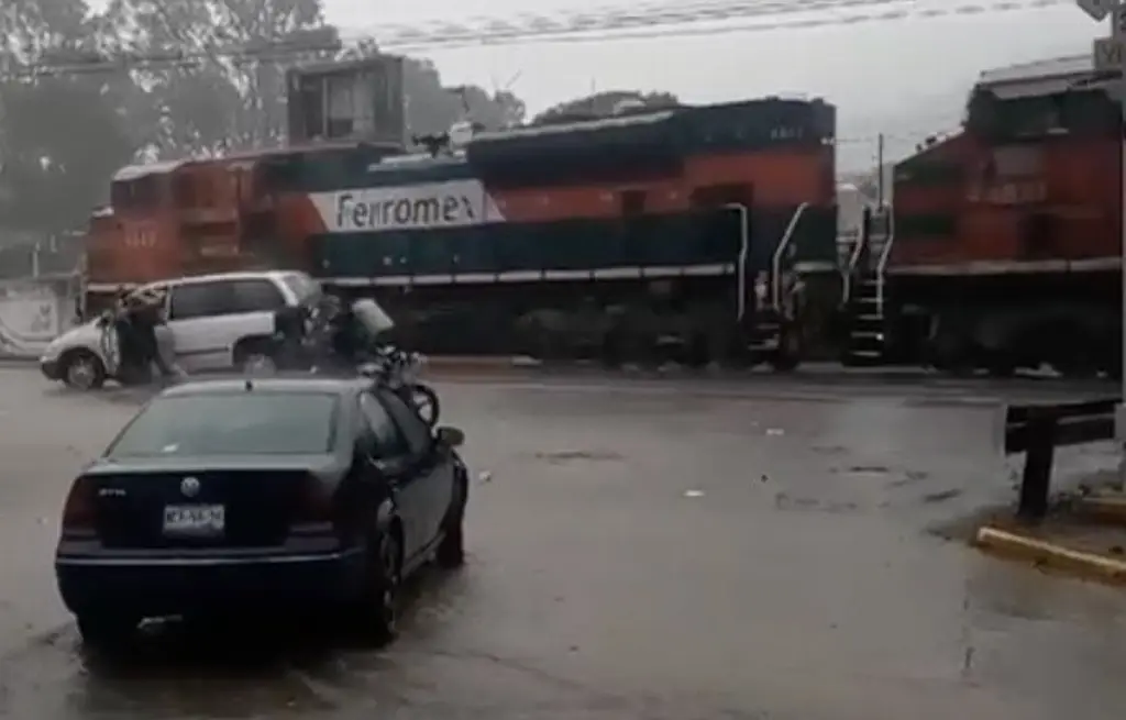 Imagen Salvan a familia de ser arrollada por tren en Mendoza