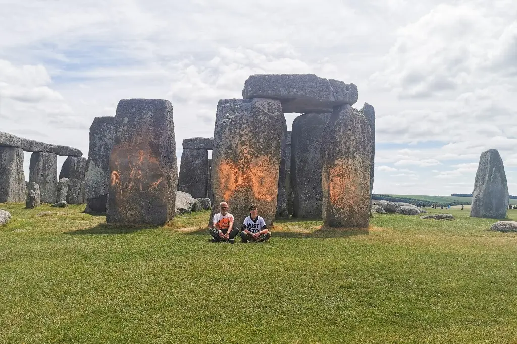 Imagen Dos ecologistas detenidos tras rociar con pintura el monumento de Stonehenge (+Video)