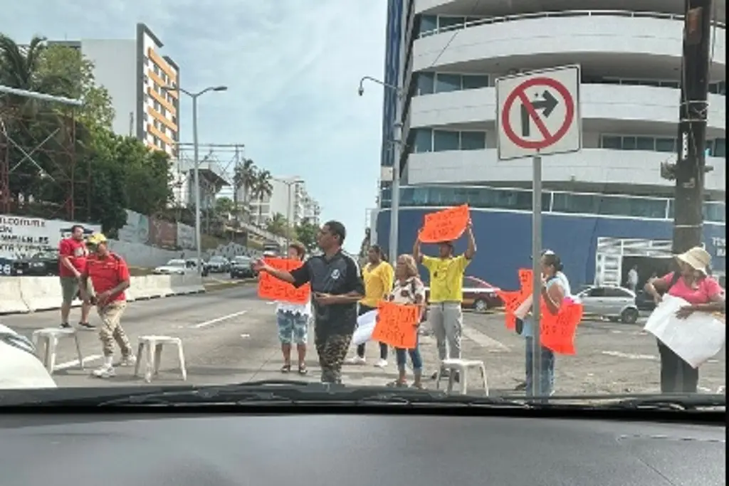 Imagen Quieren justicia por lesionados de camión Saeta y cierran bulevar en Boca del Río