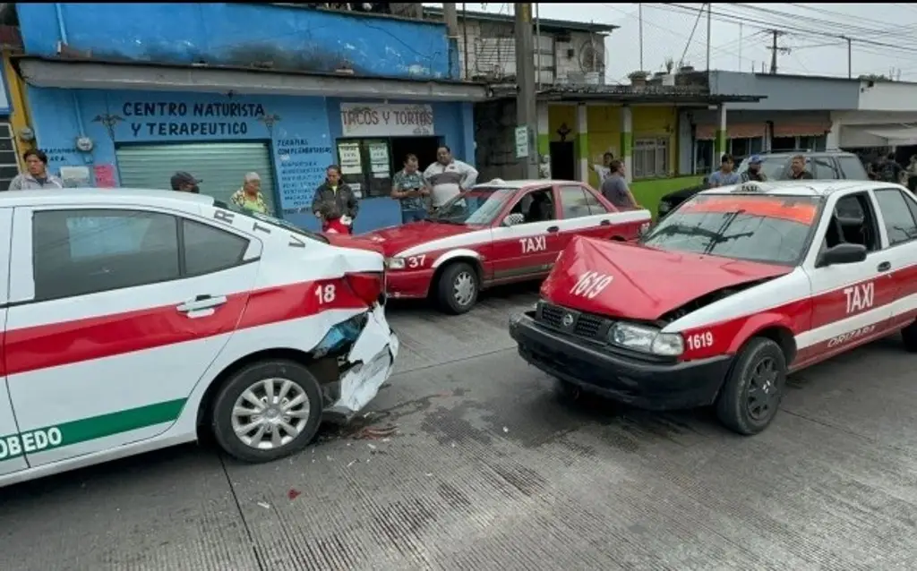 Imagen Dos mujeres lesionadas en choque de dos taxis en Orizaba