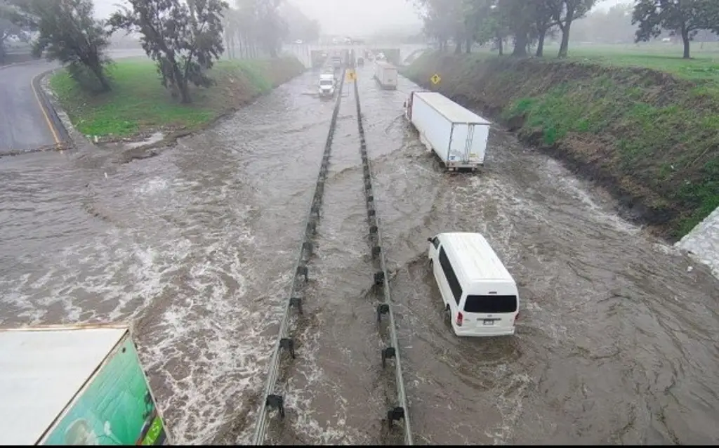 Imagen Por encharcamiento, reportan fila de 14 kilómetros en autopista de Veracruz