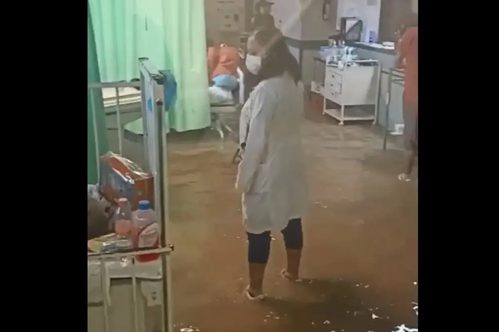 Imagen Desalojan el Hospital de la Niñez en Oaxaca por graves inundaciones