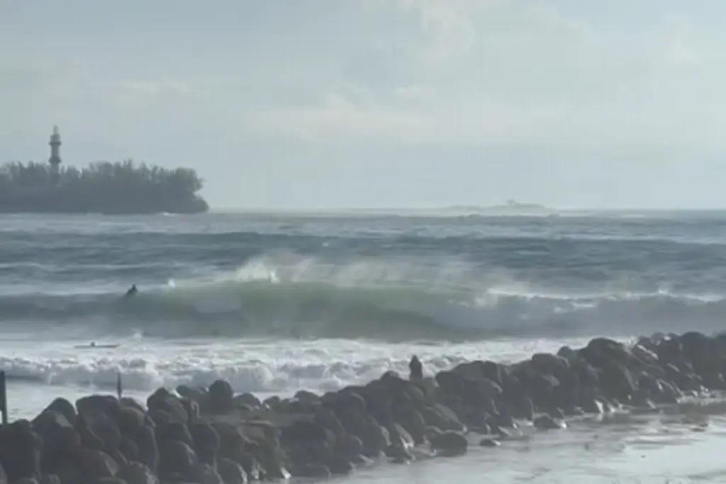 Imagen Surfistas aprovechan olas en playas de Boca del Río (+video)