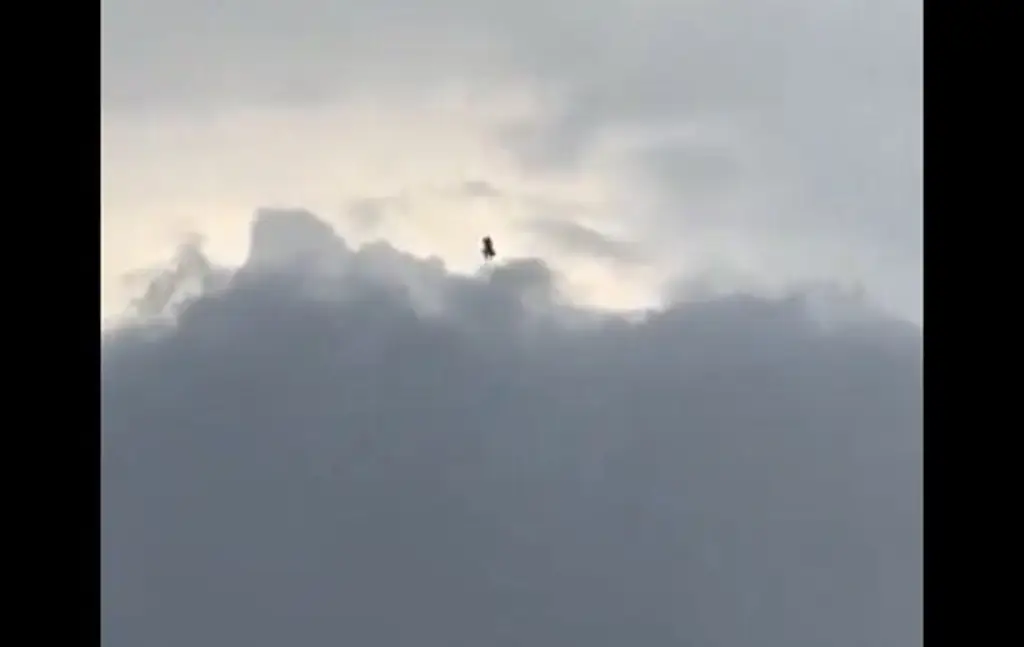 Imagen Captan en el cielo una extraña figura que se eleva (+Video)
