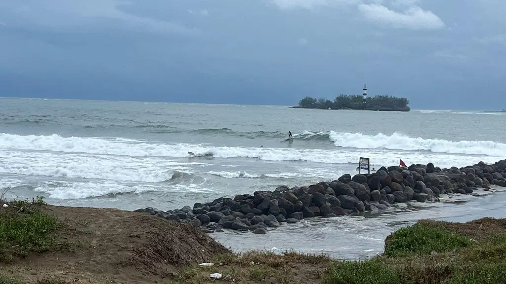 Imagen Surfistas jarochos aprovechan el alto oleaje en Veracruz