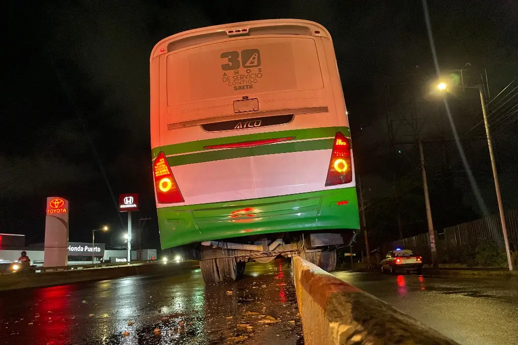 Imagen Otro SAETA, así termina en puente de Boca del Río 