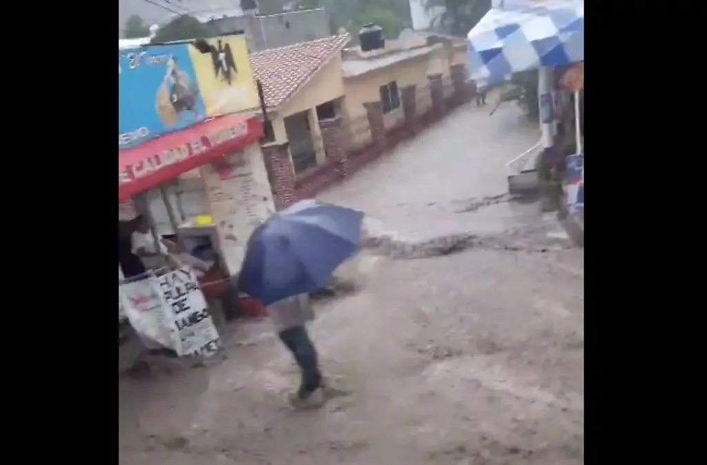 Imagen Se inunda por lluvias carretera en Plan del Río, Veracruz