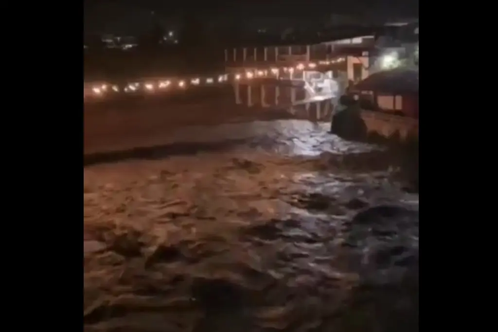 Imagen Se desborda el río de “Los Pescados” en Jalcomulco, Veracruz 